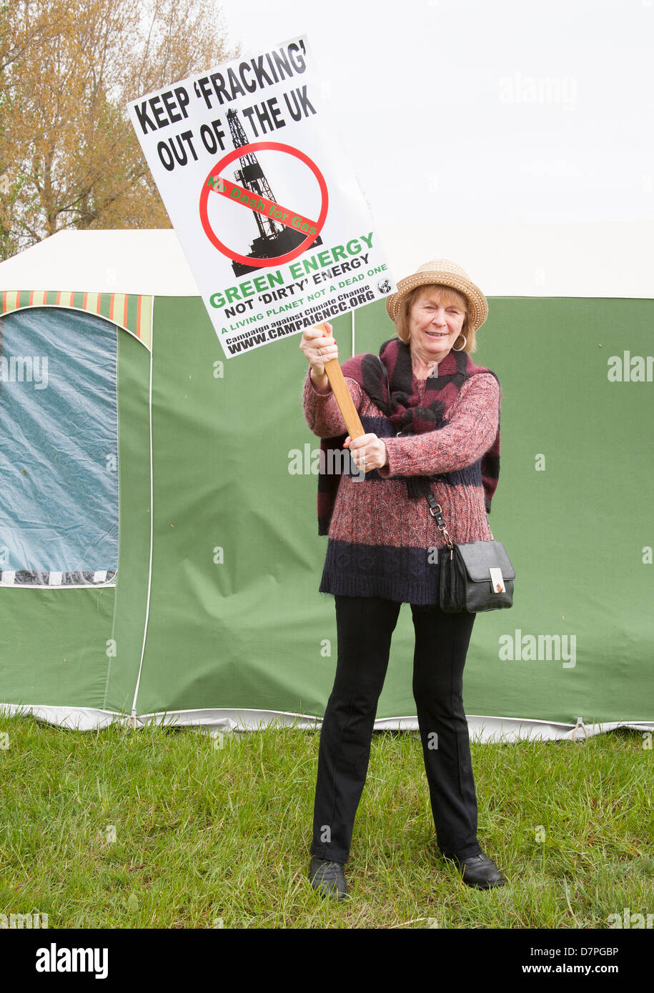 Southport, Regno Unito il 12 maggio 2013. Camp Frack 2 un fine settimana di attività in opposizione a Fracking e altre forme di energia estreme. Per questo evento organizzato da una coalizione di locale e nazionale anti-fracking, sindacati e gruppi ambientali tra cui la campagna contro i cambiamenti climatici, REAF, RAFF, FFF, Merseyside contro Fracking, Amici della Terra & gtr manchester Assoc. dei consigli sindacali, Frack Off. Nel settembre 2011 gruppi organizzati Camp Frack (1) per protestare contro i piani da Cuadrilla Risorse per trapano per gas di scisto. Conrad Elias/Alamy Live News Foto Stock