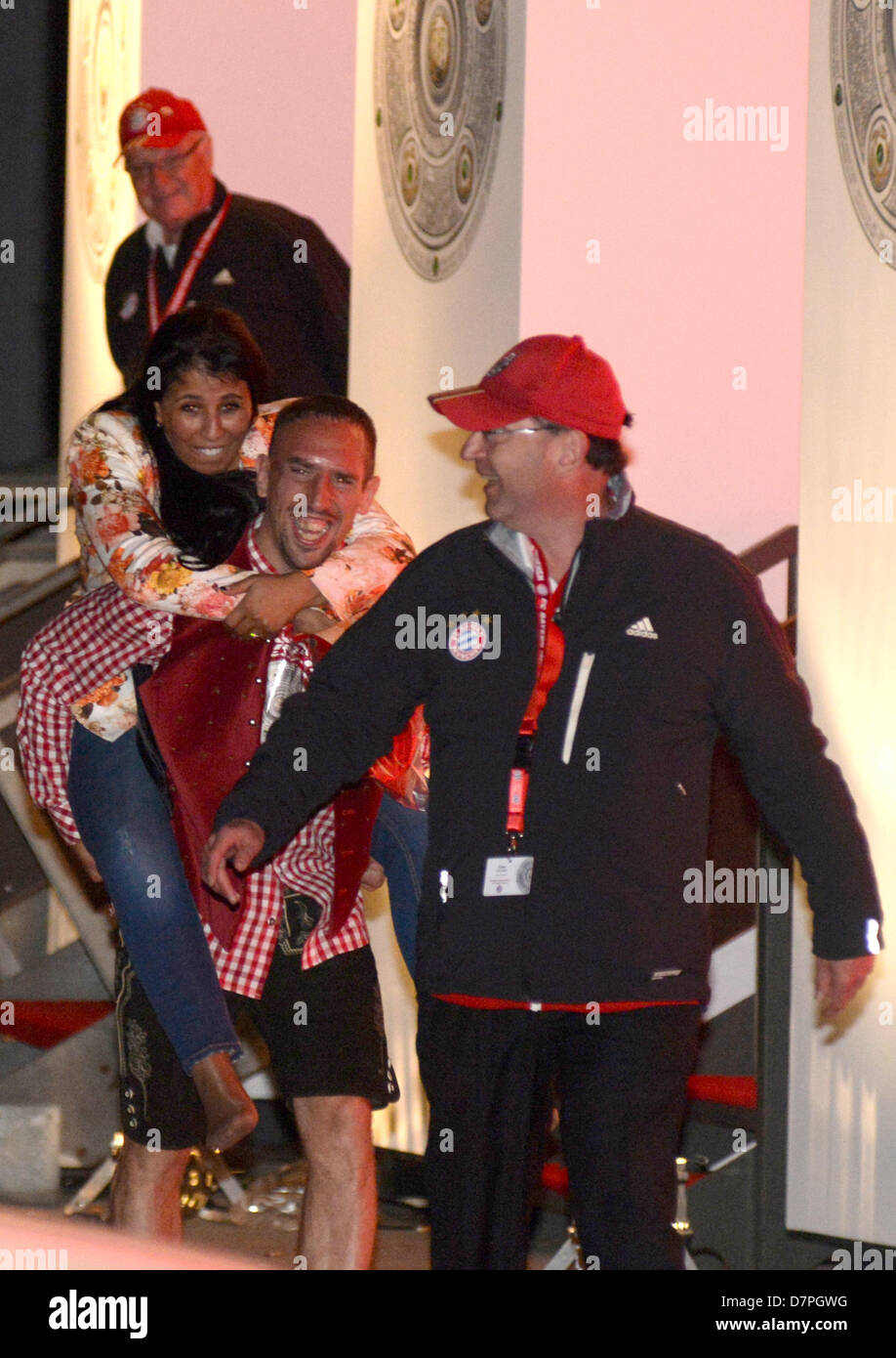 Il giocatore del Bayern Monaco di Baviera, Frank Ribéry, dà la sua moglie Wahiba un piggy-back ride come lasciano il campionato celebrazione presso Postpalast a Monaco di Baviera, Germania, il 12 maggio 2013. Il Bayern Monaco è il calcio tedesco cxhampion della stagione 2012/13. Foto: Felix Hoerhager Foto Stock