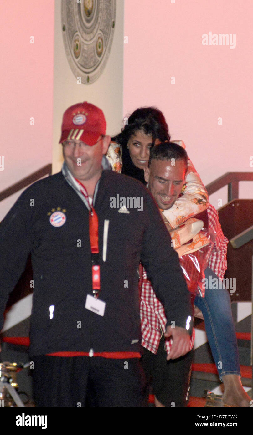 Il giocatore del Bayern Monaco di Baviera, Frank Ribéry, dà la sua moglie Wahiba un piggy-back ride come lasciano il campionato celebrazione presso Postpalast a Monaco di Baviera, Germania, il 12 maggio 2013. Il Bayern Monaco è il calcio tedesco cxhampion della stagione 2012/13. Foto: Felix Hoerhager Foto Stock