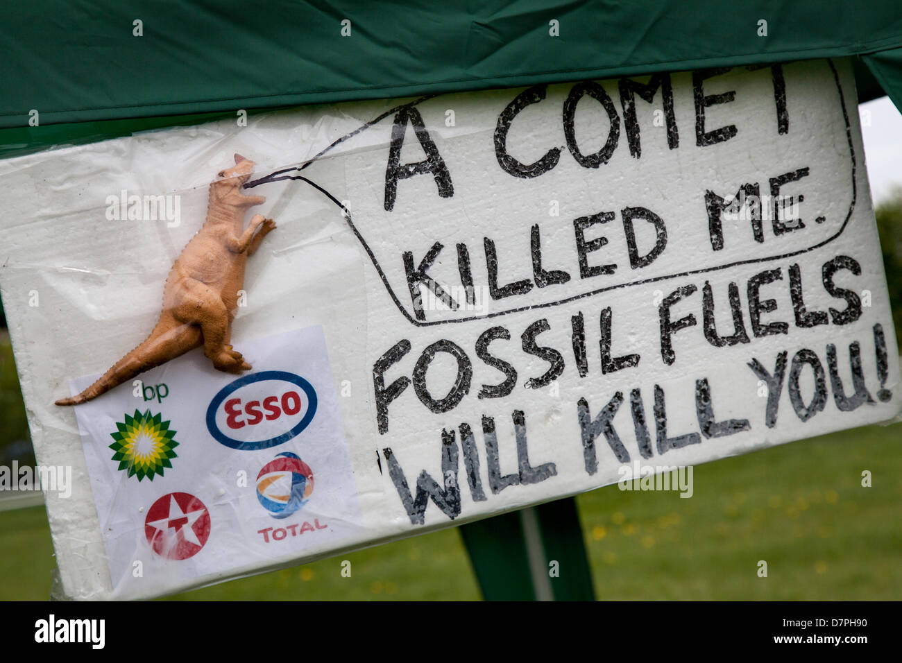 Southport, Regno Unito il 12 maggio 2013. Dinosauro combustibili fossili uccidere voi segno a Camp Frack 2 (CampFrack2) una vasta coalizione di anti-fracking e gruppi ambientali nel Nord Ovest compresi i membri di Ribble Estuary contro Fracking, RESIDENTI' azione contro Fracking Fylde, Frack libera Fylde, Merseyside contro Fracking, Amici della Terra e Greater Manchester associazione di sindacati consigli. Un fine settimana di attività in opposizione a Fracking e altre forme di energia estreme. Foto Stock