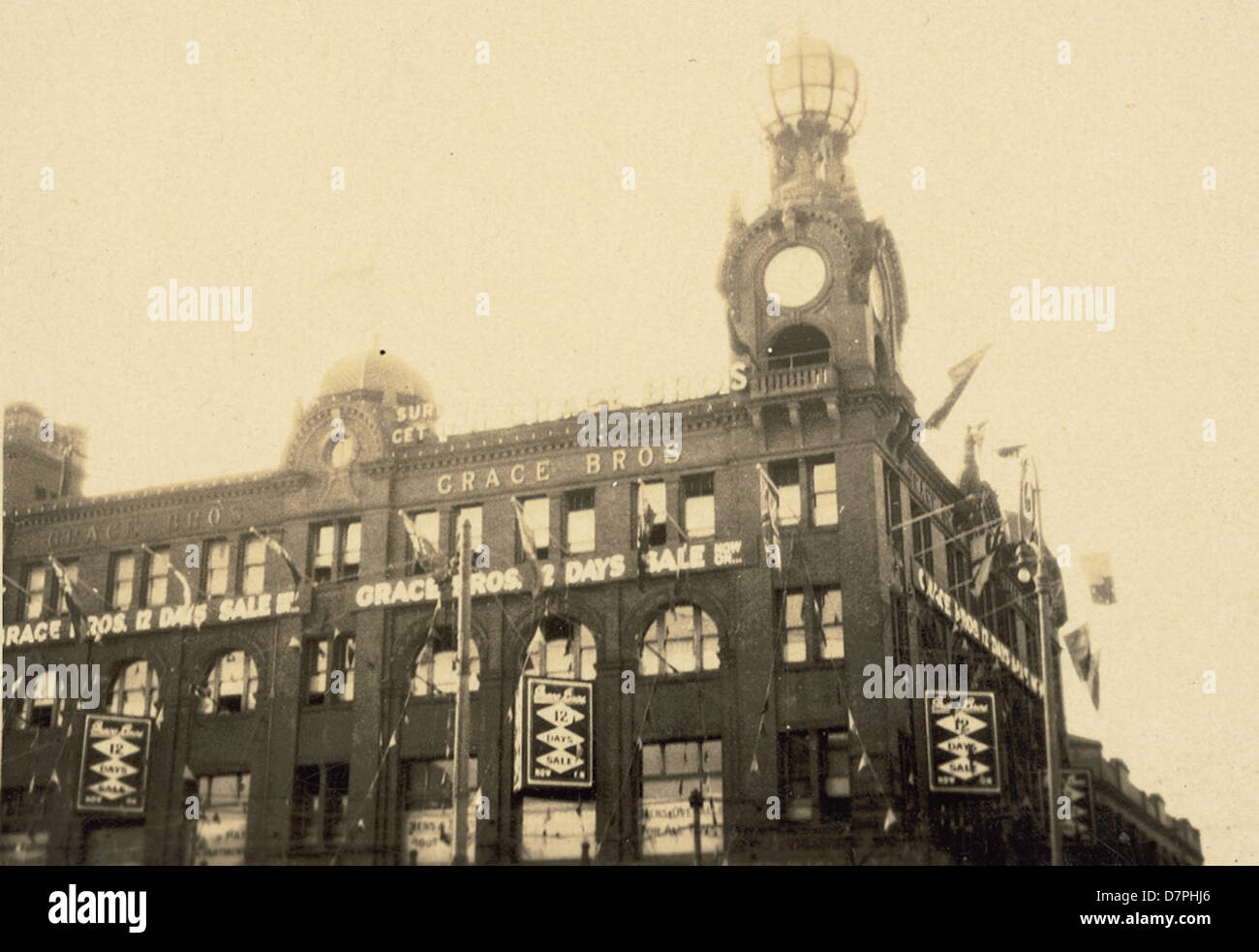 Questa immagine mostra i cartelli pubblicitari storici per i 12 giorni di Grace Bros, con materiali promozionali vintage del passato. I segni evidenziano le tecniche di vendita al dettaglio del XX secolo. Foto Stock