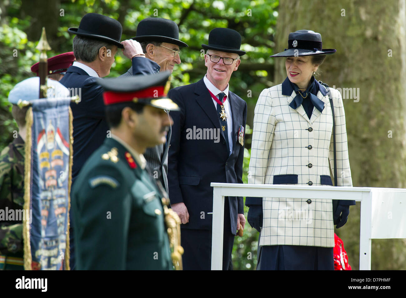 Hyde Park, London, Regno Unito 12 maggio 2013. Sua Altezza Reale la Principessa KG, KT, GCVO, Il colonnello in capo del re Royal ussari prende il saluto e stabilisce una corona di fiori alla parata annuale e di servizio della cavalleria combinato di vecchi compagni Association presso il Memoriale di cavalleria. Usura degli ufficiali Bowler Hats e tute sono usurate invece di uniforme da parte di tutti ma le bande. 5 led di bande marching distacchi della cavalleria e del reggimento Yeomanry associazioni e i veterani che vanno dalla Guerra Mondiale 2 in Iraq e in Afghanistan. Membro trombettieri della cavalleria della famiglia e un Piper da F Azienda Le guardie scozzesi anche troppo Foto Stock