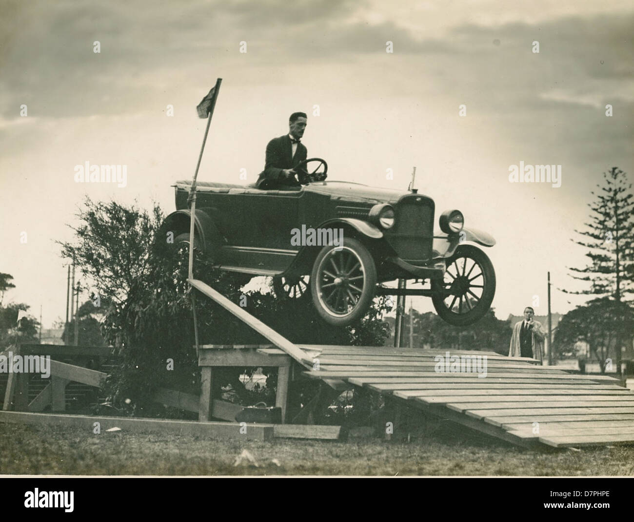 Un'acrobazia promozionale degli anni '1920 con un'auto Overland che salta su un "ponte caduto" simulato. Questo evento, tenutosi nel nuovo Galles del Sud, è stato progettato per mostrare la durata e le prestazioni del veicolo in una dimostrazione emozionante. Foto Stock