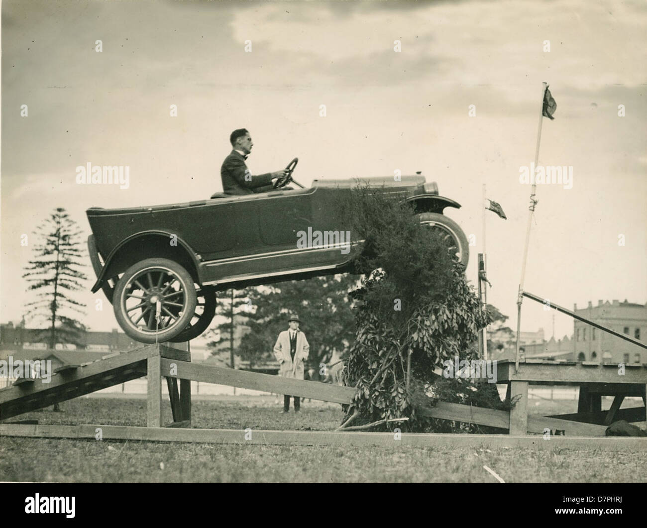 Un'acrobazia promozionale della metà degli anni '1920 con un'auto Overland che salta su un "ponte caduto" simulato, fotografata da Milton Kent. Foto Stock