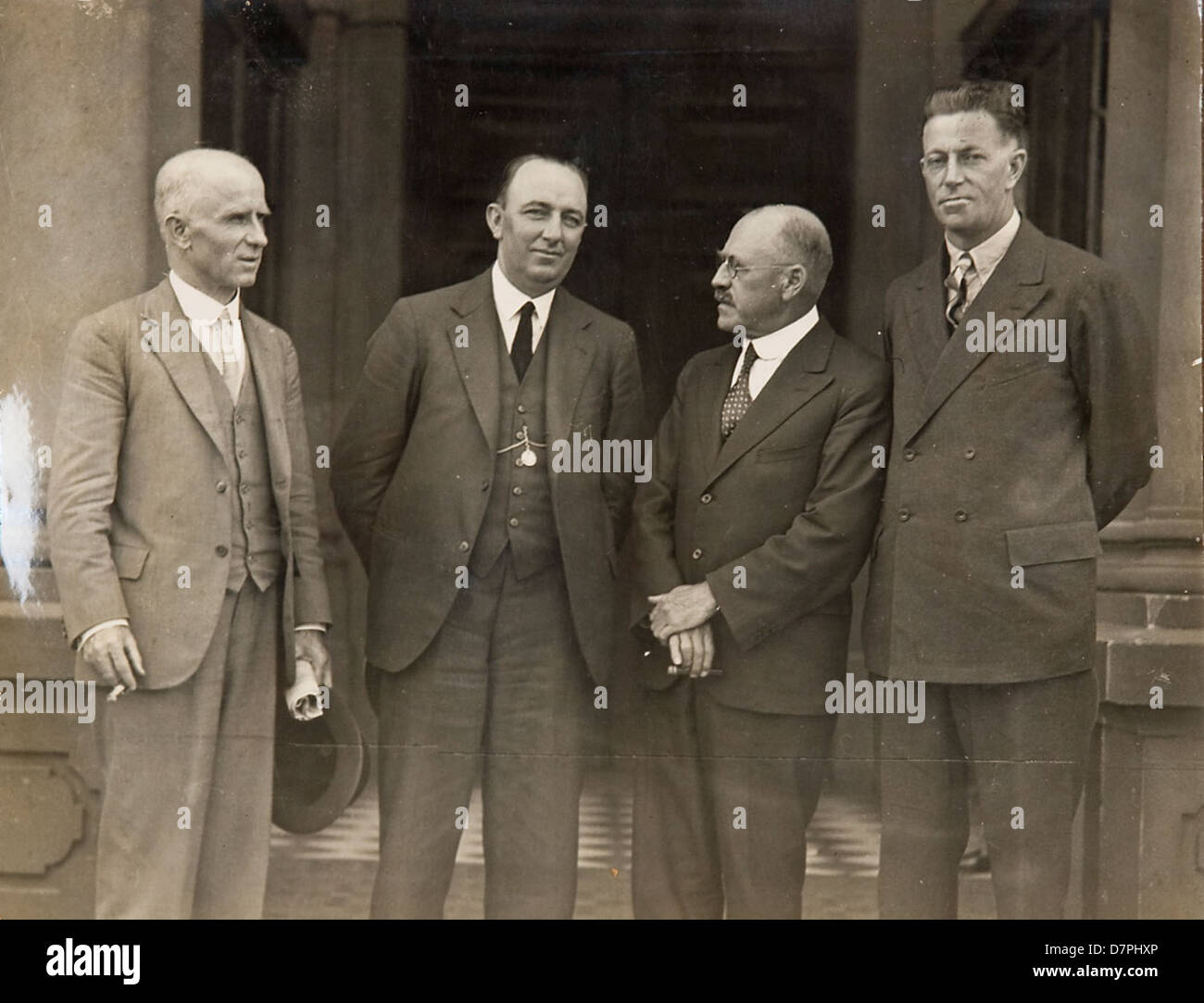 Questa fotografia in bianco e nero del 1926-1936 mostra Norman 'Wizard' Smith e Don Harkness, insieme ad altri due uomini, in piedi sui gradini del Municipio di Sydney. L'immagine cattura un momento storico nella storia australiana, ora conservato nella collezione del Powerhouse Museum. Foto Stock