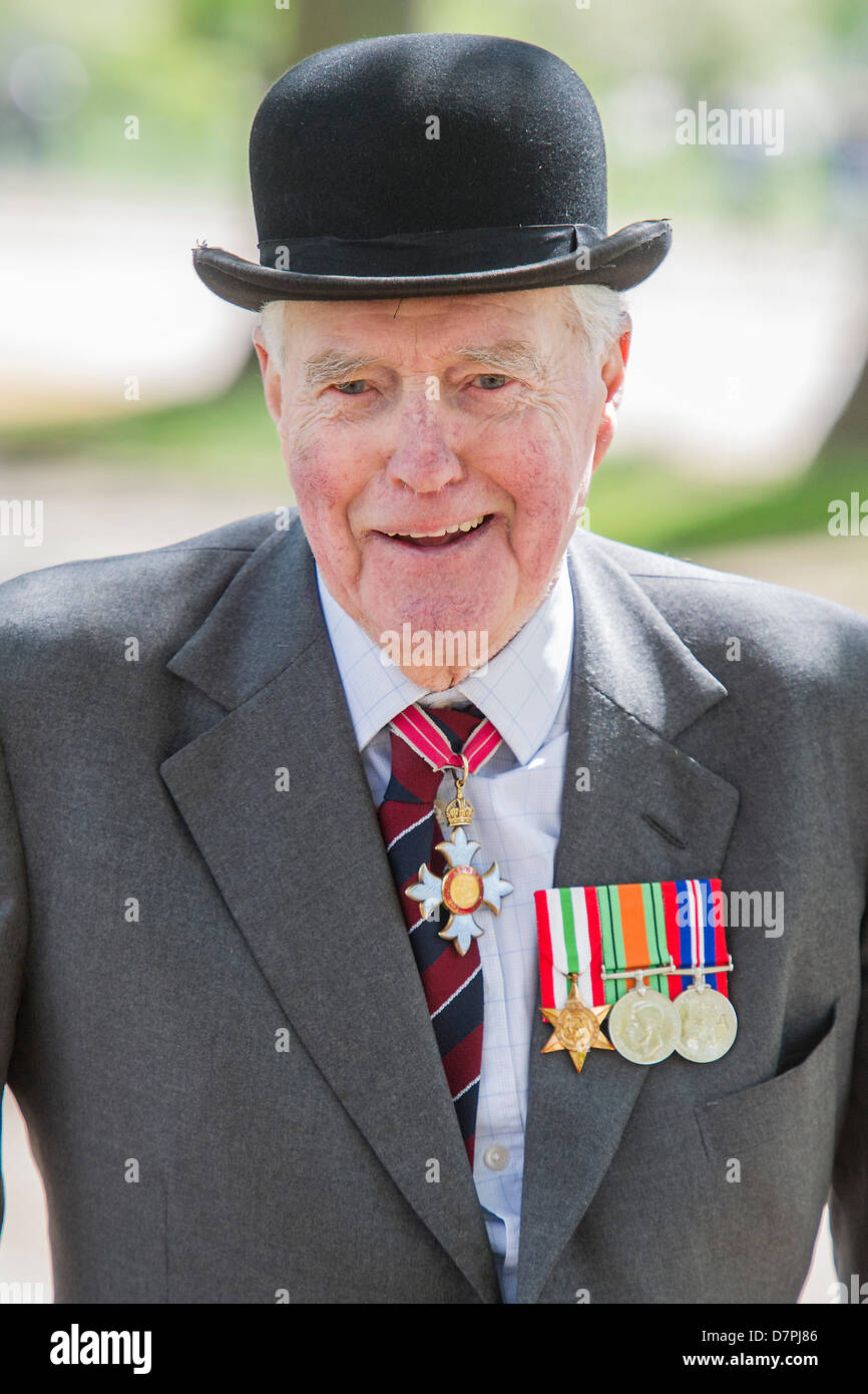 Hyde Park, London, Regno Unito 12 maggio 2013. Sua Altezza Reale la Principessa KG, KT, GCVO, Il colonnello in capo del re Royal ussari prende il saluto e stabilisce una corona di fiori alla parata annuale e di servizio della cavalleria combinato di vecchi compagni Association presso il Memoriale di cavalleria. Usura degli ufficiali Bowler Hats e tute sono usurate invece di uniforme da parte di tutti ma le bande. 5 led di bande marching distacchi della cavalleria e del reggimento Yeomanry associazioni e i veterani che vanno dalla Guerra Mondiale 2 in Iraq e in Afghanistan. Membro trombettieri della cavalleria della famiglia e un Piper da F Azienda Le guardie scozzesi anche troppo Foto Stock