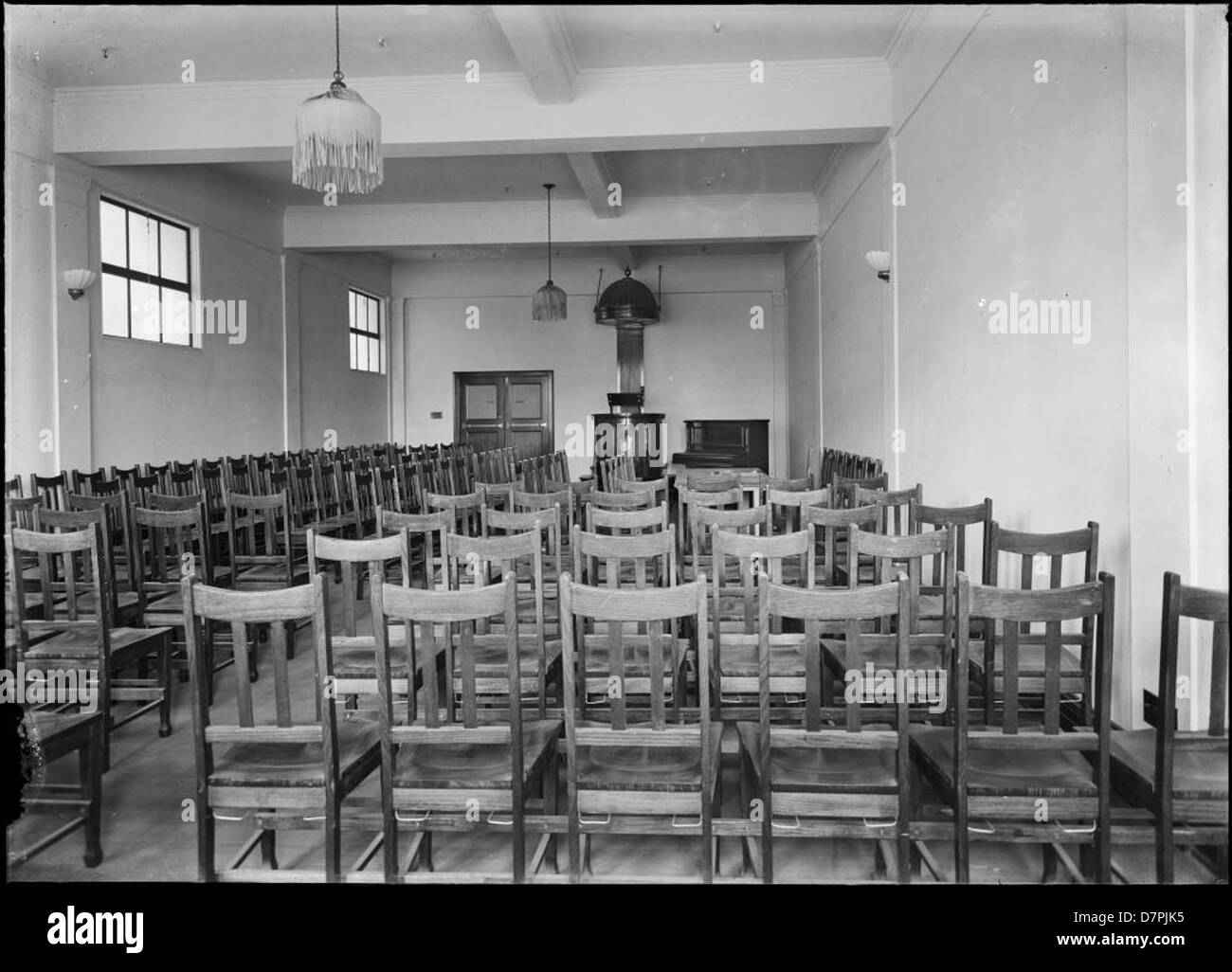 Questa fotografia cattura l'interno di una sala riunioni, mostrando l'architettura e la disposizione dei posti a sedere in uno spazio progettato per riunioni formali o riunioni legislative. Foto Stock Questa fotografia cattura l'interno di una sala riunioni, mostrando l'architettura e la disposizione dei posti a sedere in uno spazio progettato per riunioni formali o riunioni legislative. Foto Stock
