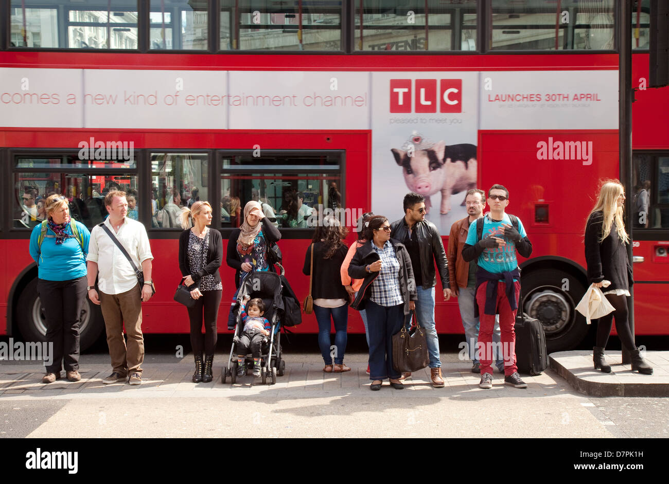 Una folla di persone che attraversano la strada di fronte ad un bus di Londra, a Regent street, central London REGNO UNITO Foto Stock