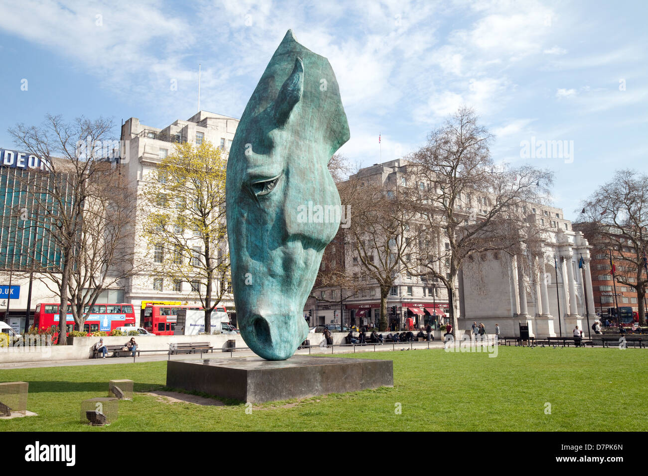 Testa di cavallo scultura da Nic Fiddian-Green, chiamato ' ancora acqua ' a Marble Arch, central London REGNO UNITO Foto Stock