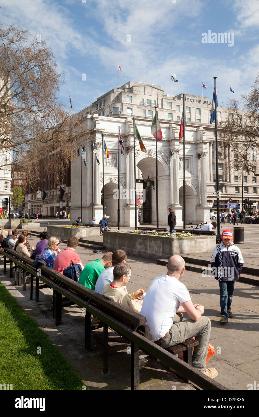 Marble Arch, Londra centrale, gente seduta in primavera, il centro di Londra, Regno Unito Foto Stock