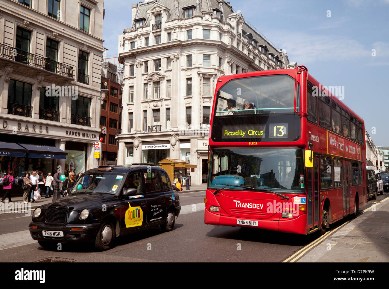 London bus e taxi, Regent Street scene, central London, Regno Unito Inghilterra Foto Stock