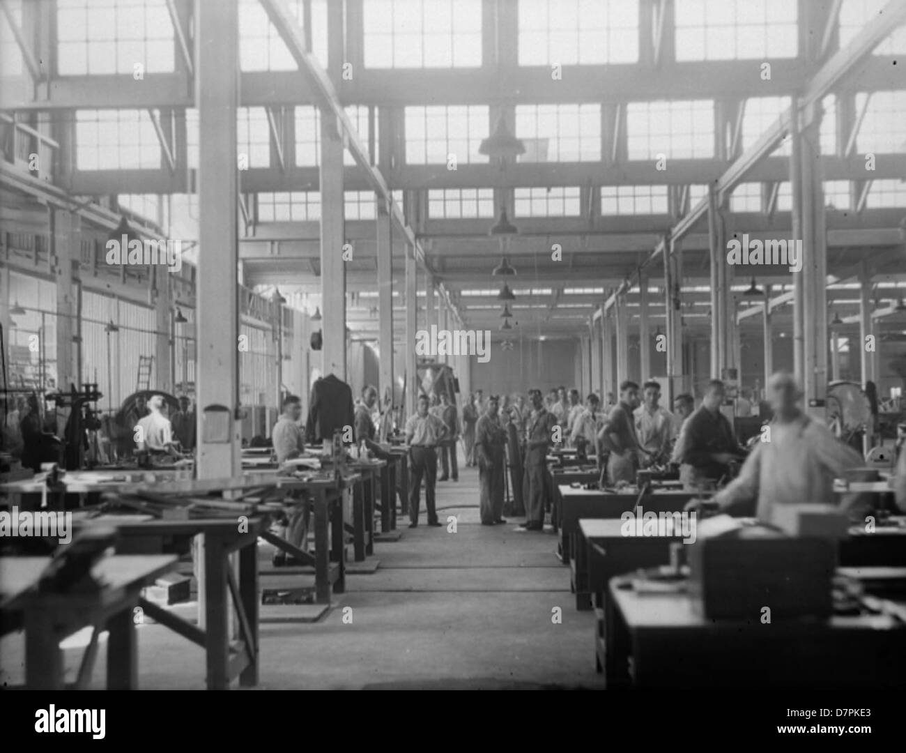 Un'immagine di operai presso i negozi di aerei Clyde, impegnati nella costruzione o manutenzione di aeromobili, che mostrano i primi lavori dell'industria aeronautica in un contesto storico. Foto Stock