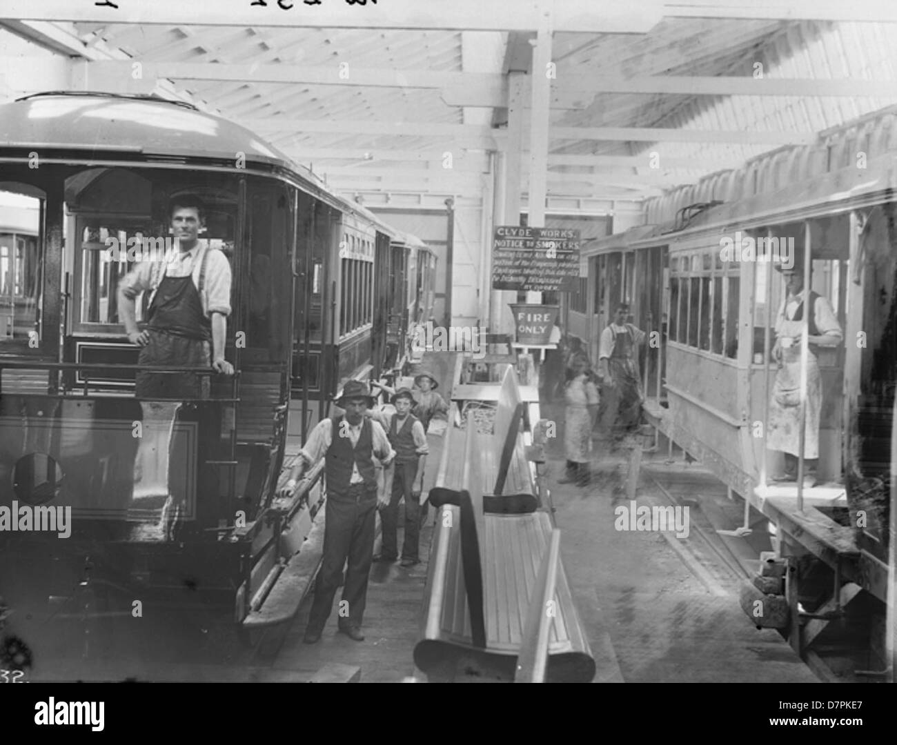 Questa fotografia mostra gli operai che costruiscono tram a Sydney, in Australia. Fornisce informazioni sulle prime fasi della produzione di tram e sottolinea l'importanza di tali veicoli nella storia del trasporto urbano. Foto Stock
