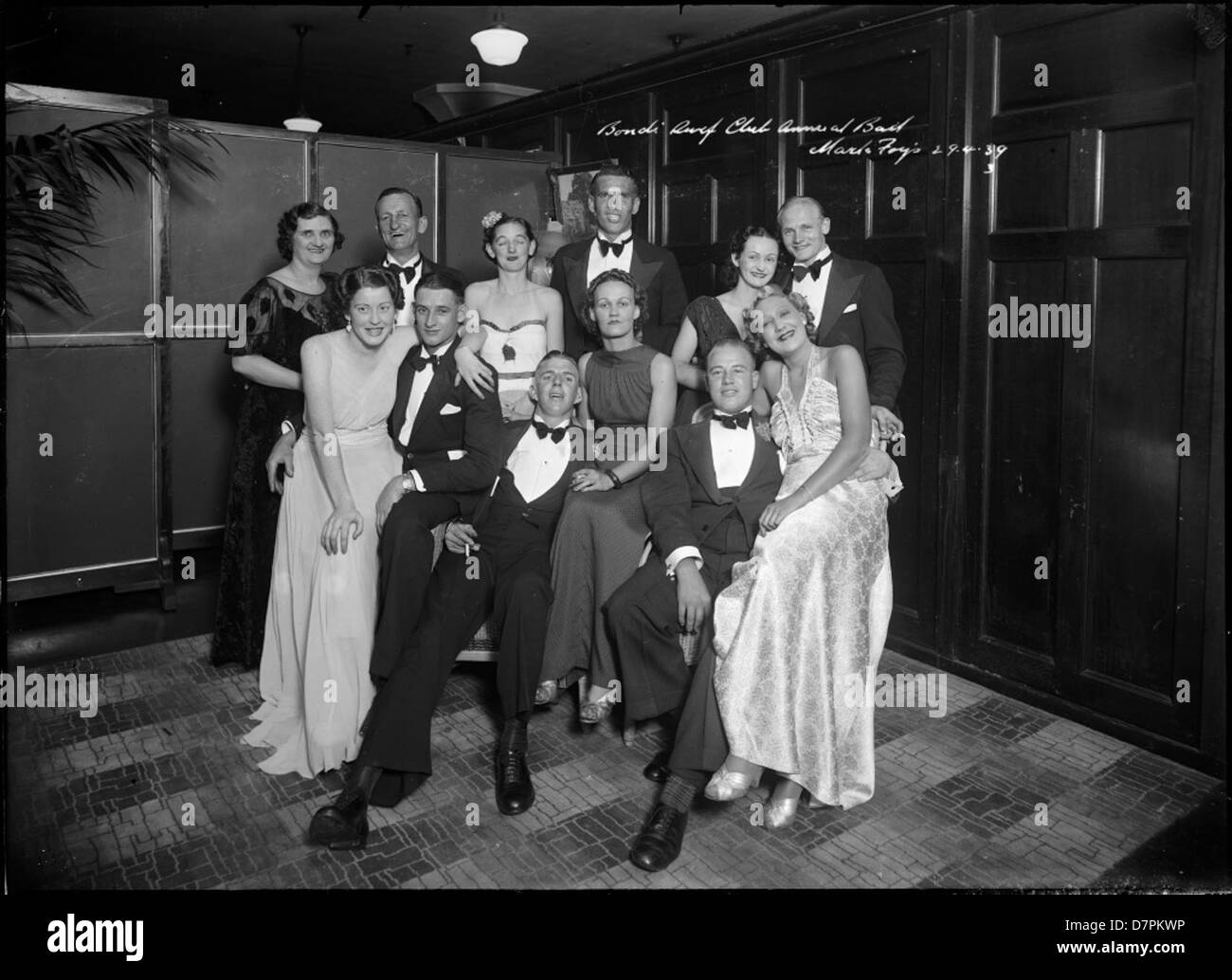 Il Bondi Surf Club Annual Ball, documentato nella collezione del Powerhouse Museum, riflette gli eventi sociali tenuti dal surf club, una parte significativa della storia e della cultura di Bondi Beach. Foto Stock