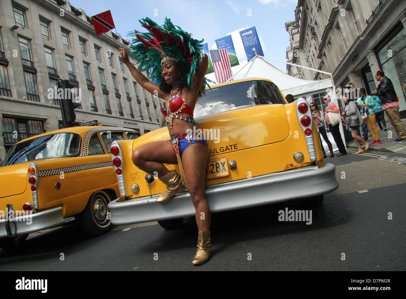 Un Carnevale Regina da Trinidad & Tobago visto da due New York City taxi su Regent Street. David credito Mbiyu/Alamy Live News Foto Stock