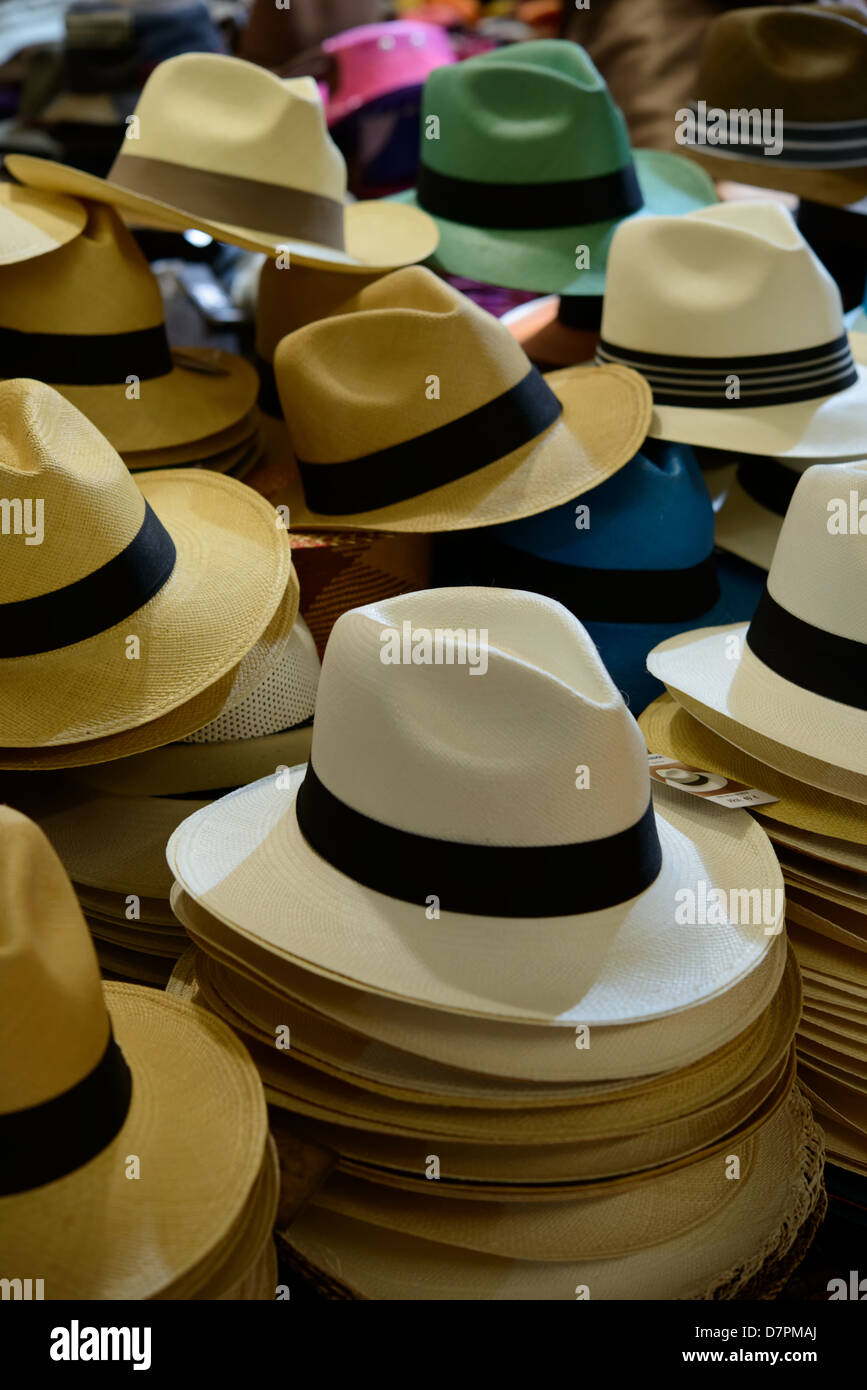 Insieme di diversi cappelli in un mercato pubblico Foto Stock