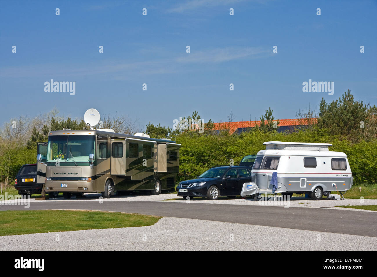 American camper e caravan Eriba su piazzole adiacenti su roulotte. Foto Stock