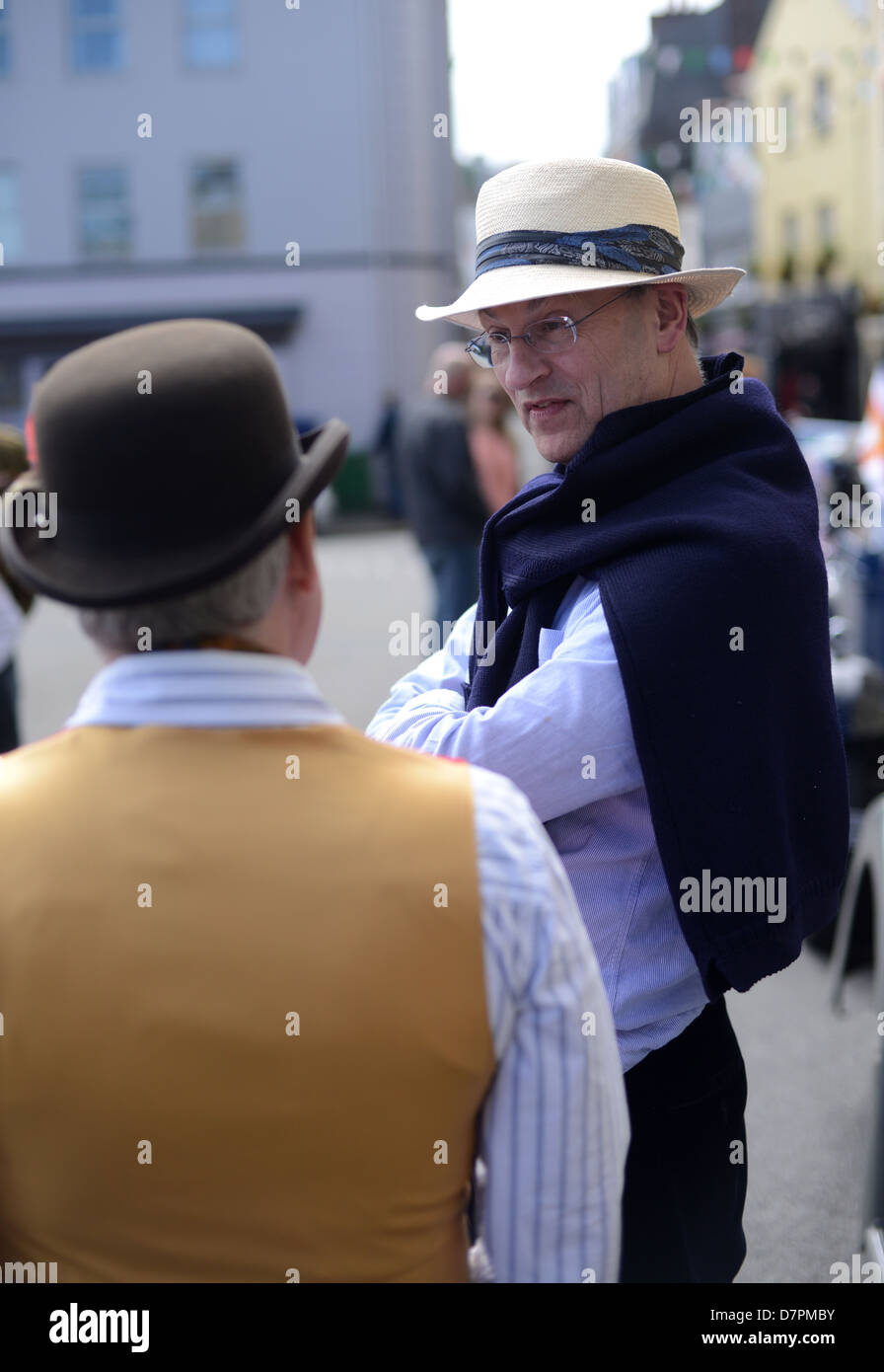 Due uomini con cappelli parlando in strada Foto stock - Alamy