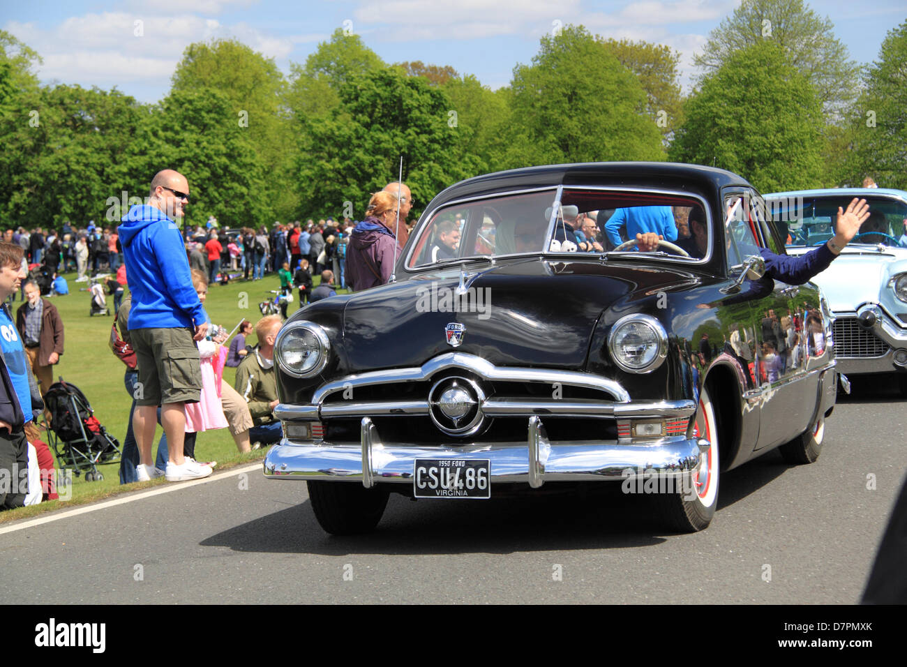 Ford Custom Sedan (1950). Domenica delle castagne. Bushy Park, Hampton Court, Londra, Regno Unito. Domenica 12 maggio 2013. Sfilata e mostra di veicoli d'epoca e classici con attrazioni della zona fieristica e rievocazioni militari. Crediti: Ian Bottle/Alamy Live News Foto Stock