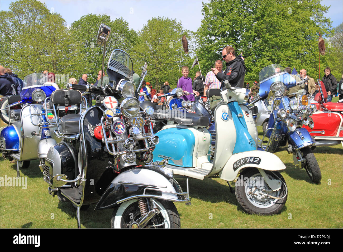 Lambretta a Chestnut Domenica. Bushy Park, Hampton Court, Londra, Regno Unito. Domenica 12 maggio 2013. Vintage e classic parata del veicolo e visualizzare con fiera attrazioni militare e rievocazioni. Credito: Ian bottiglia/ Alamy Live News Foto Stock