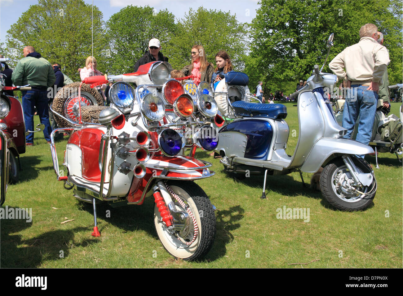 Lambretta a Chestnut Domenica. Bushy Park, Hampton Court, Londra, Regno Unito. Domenica 12 maggio 2013. Vintage e classic parata del veicolo e visualizzare con fiera attrazioni militare e rievocazioni. Credito: Ian bottiglia/ Alamy Live News Foto Stock