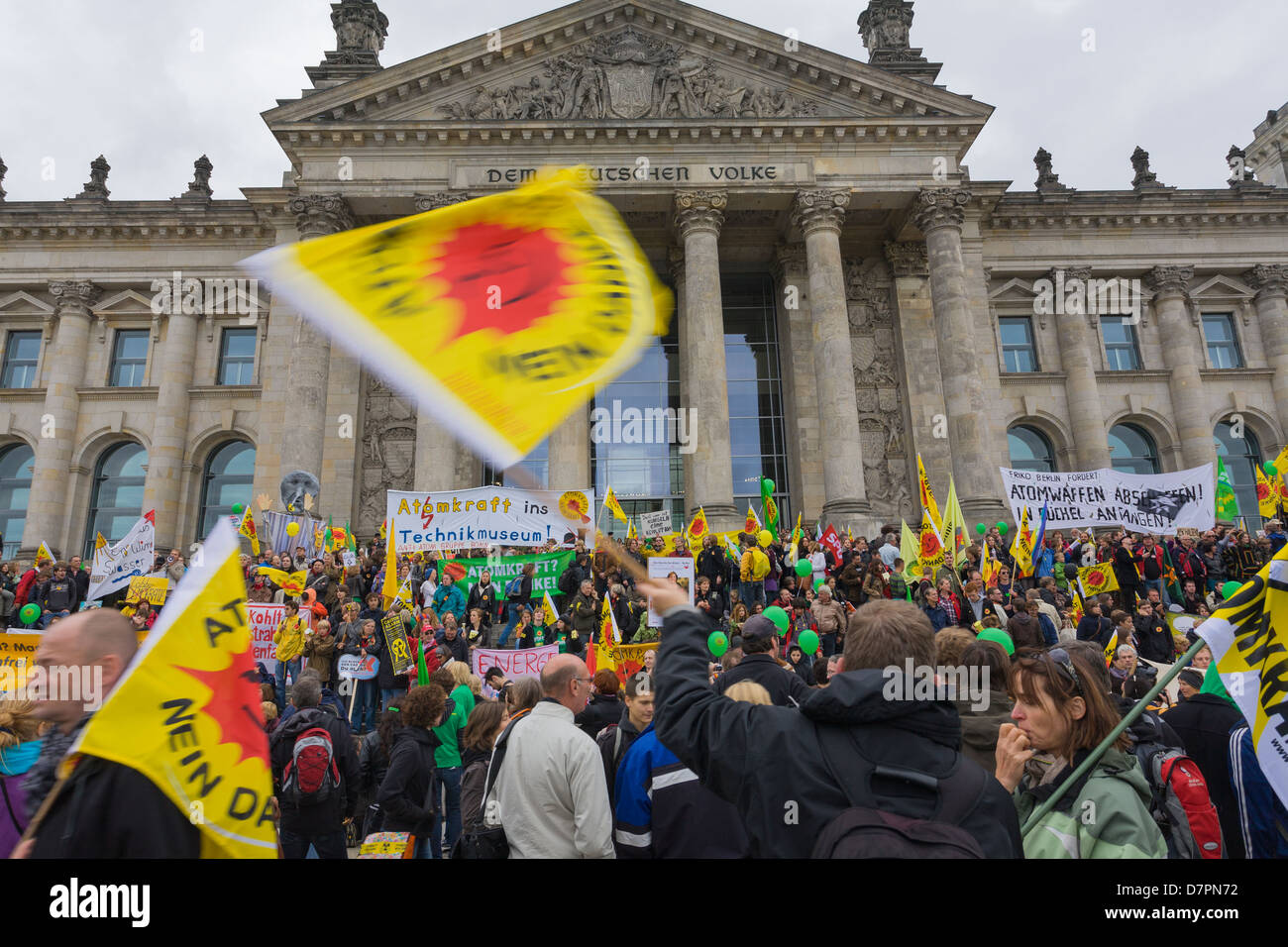 Anti-nucleare di dimostrazione nel quartiere governativo, qui di fronte all edificio del Reichstag Bundestag o il parlamento, Berlino Foto Stock