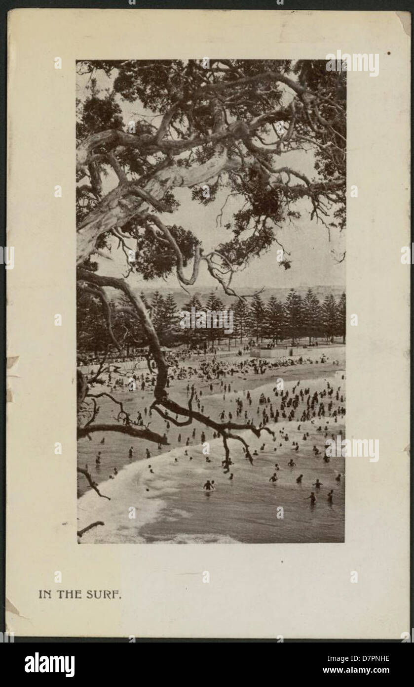 Un'immagine del 1908 intitolata "in the Surf", conservata al Powerhouse Museum. La fotografia cattura figure che interagiscono con l'oceano, mostrando una vista dei primi anni del XX secolo della cultura della spiaggia e delle attività all'aperto. Foto Stock
