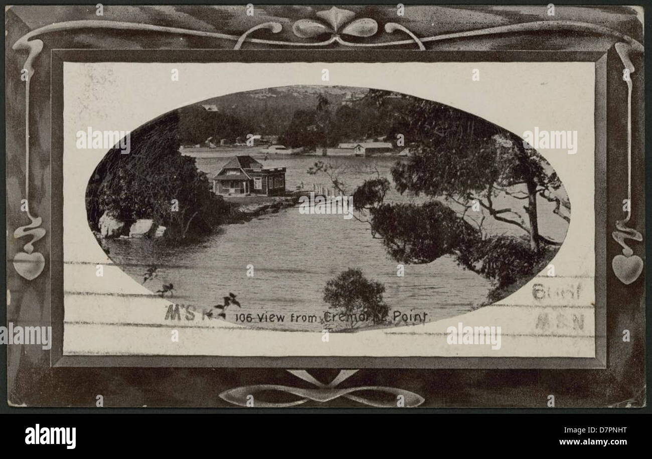 Questa fotografia del 1909 cattura una vista da Cremorne Point a Mosman Bay, Sydney. L'immagine mostra l'iconico paesaggio sul lungomare, tra cui le acque della baia e i paesaggi naturali circostanti, conservati nella collezione del Powerhouse Museum. Foto Stock