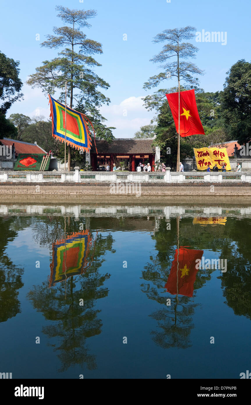 Vista verticale del pozzo di chiarezza celeste, Thiên quang tỉnh, all'interno del terzo cortile presso il Tempio della Letteratura in Hanoi Foto Stock