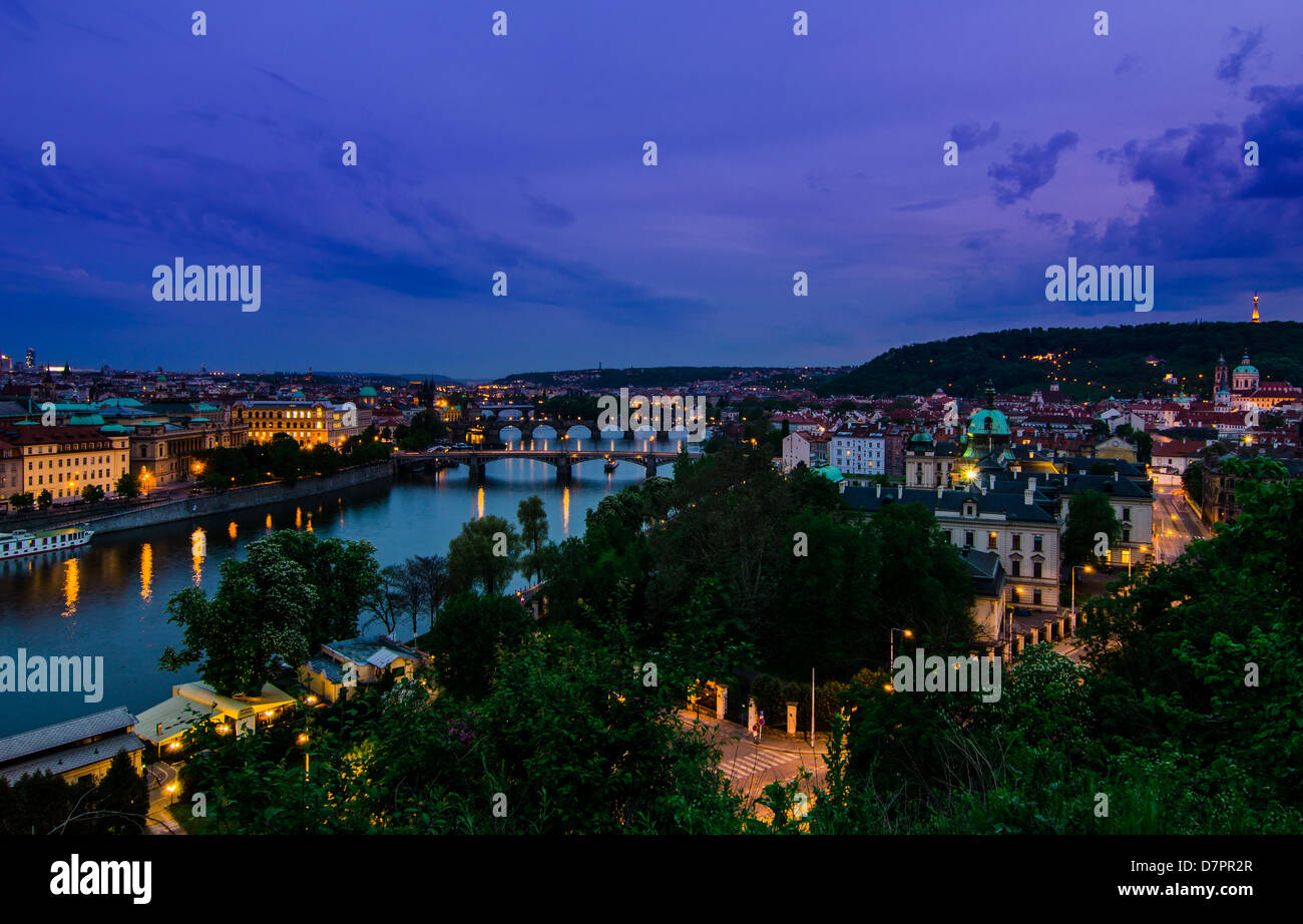 Skyline vista sul fiume Moldava e ponti a Praga al tramonto, Repubblica Ceca Foto Stock