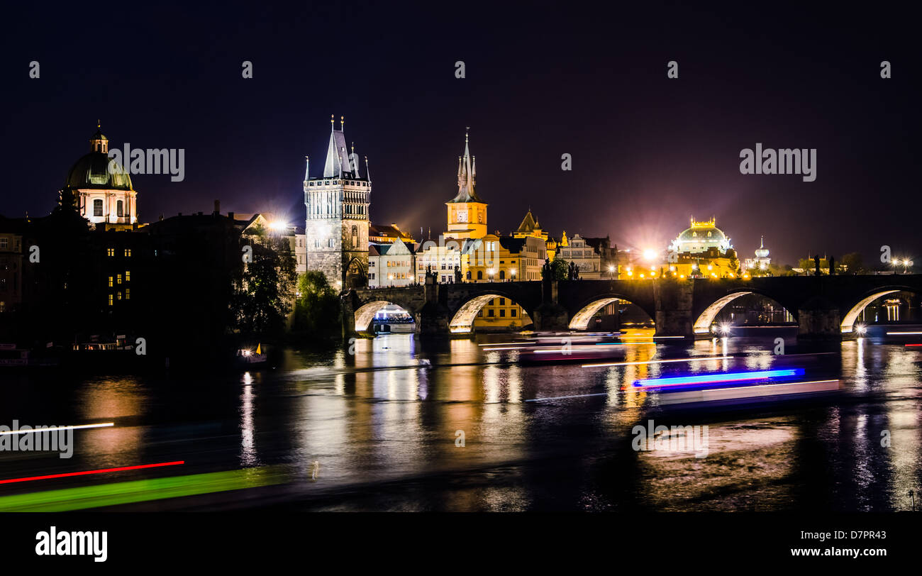 Vista notturna sul fiume Moldava e ponti a Praga al tramonto, Repubblica Ceca Foto Stock
