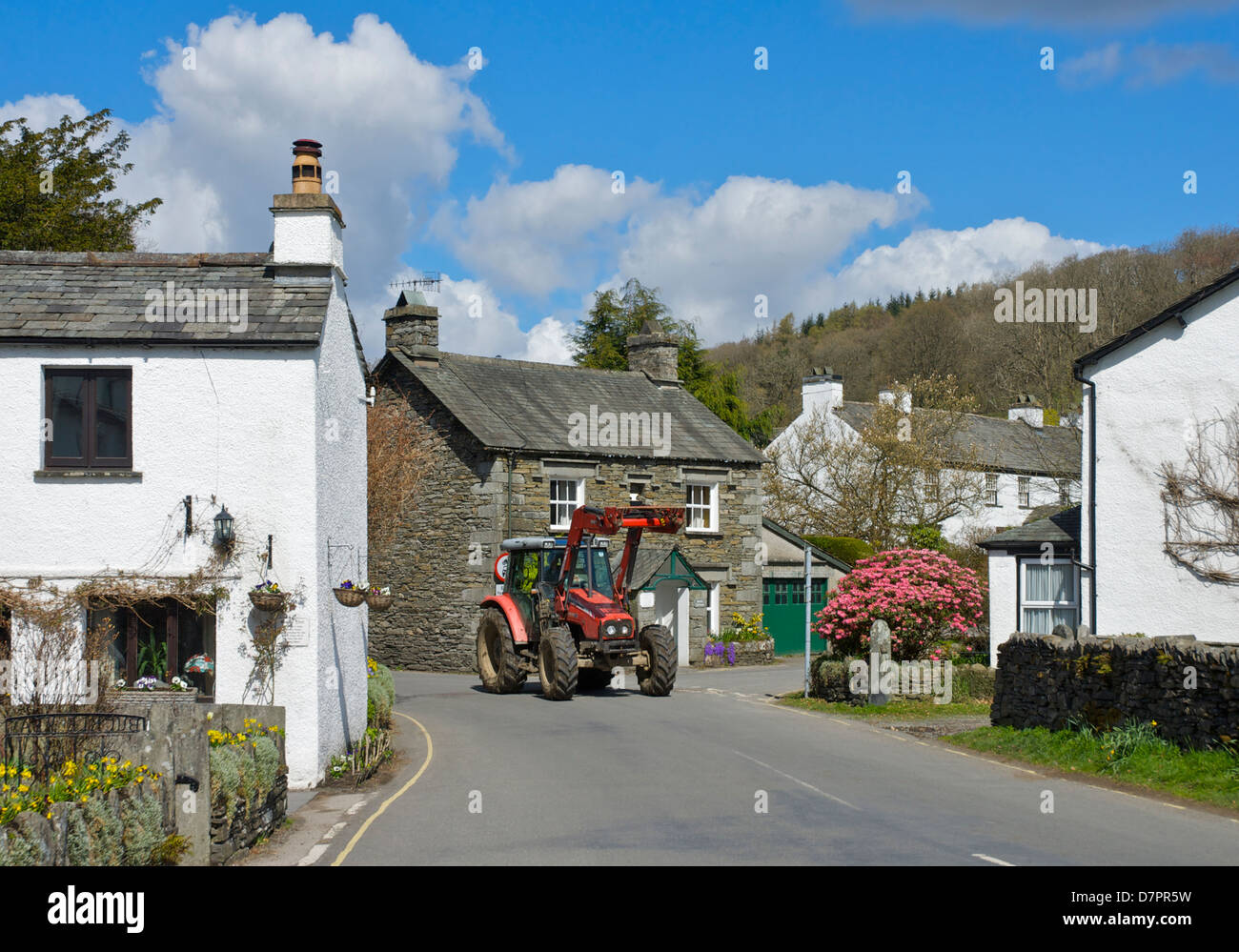 Il trattore nel villaggio di Near Sawrey, Parco Nazionale del Distretto dei Laghi, Cumbria, England Regno Unito Foto Stock