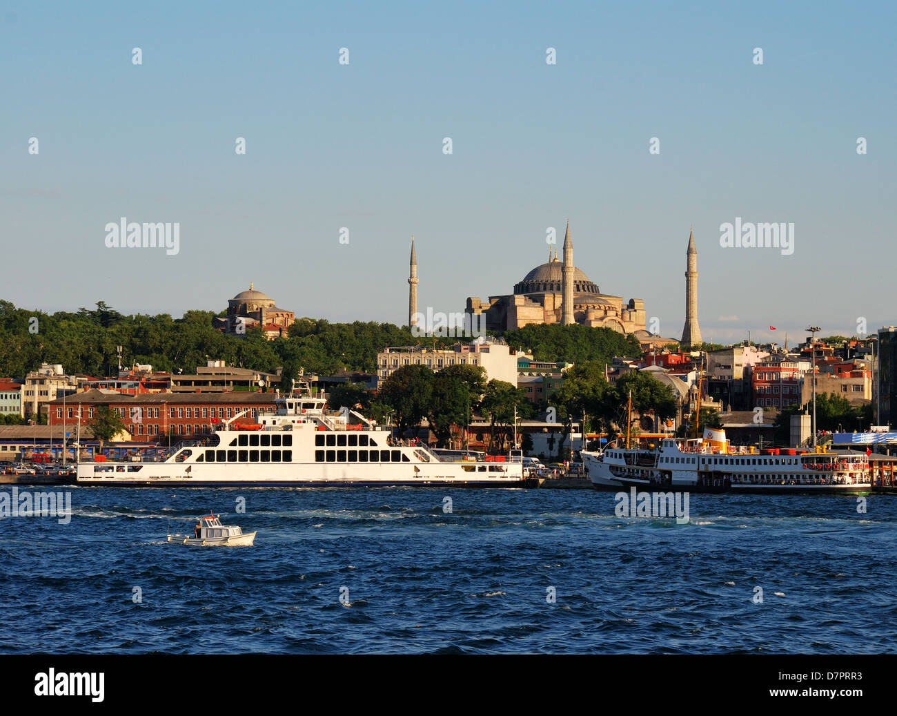 Vista di Istanbul quartiere di Sultanahmet, da lo stretto del Bosforo con Hagia Sophia Foto Stock