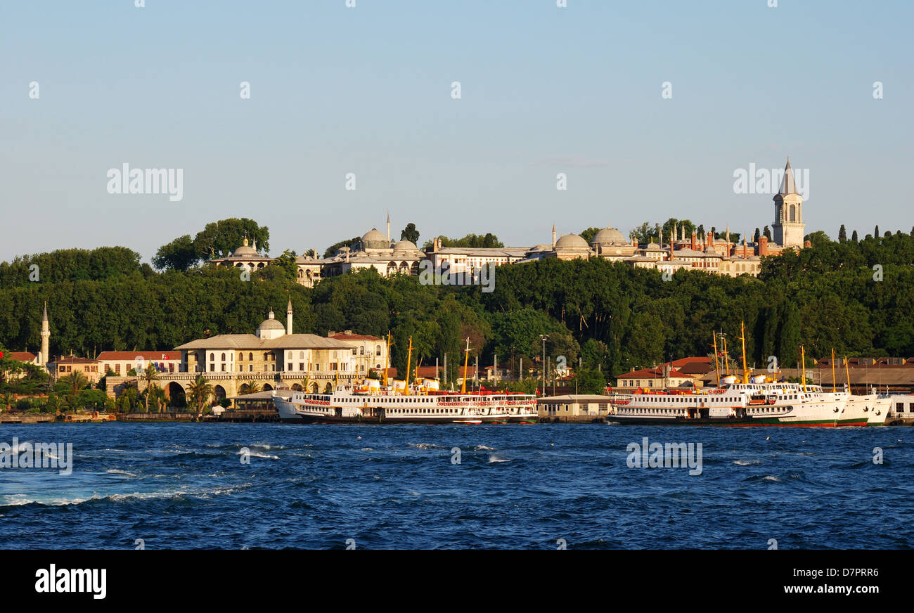 Il Palazzo di Topkapi e uno dei simboli di Istanbul, visto da lo stretto del Bosforo Foto Stock