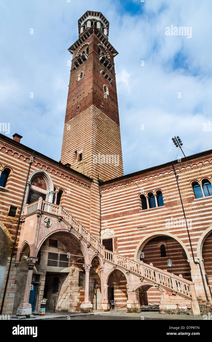 La Torre dei Lamberti e il cortile del tribunale, il Palazzo della Ragione, sia dal XIV secolo. Verona, Italia Foto Stock