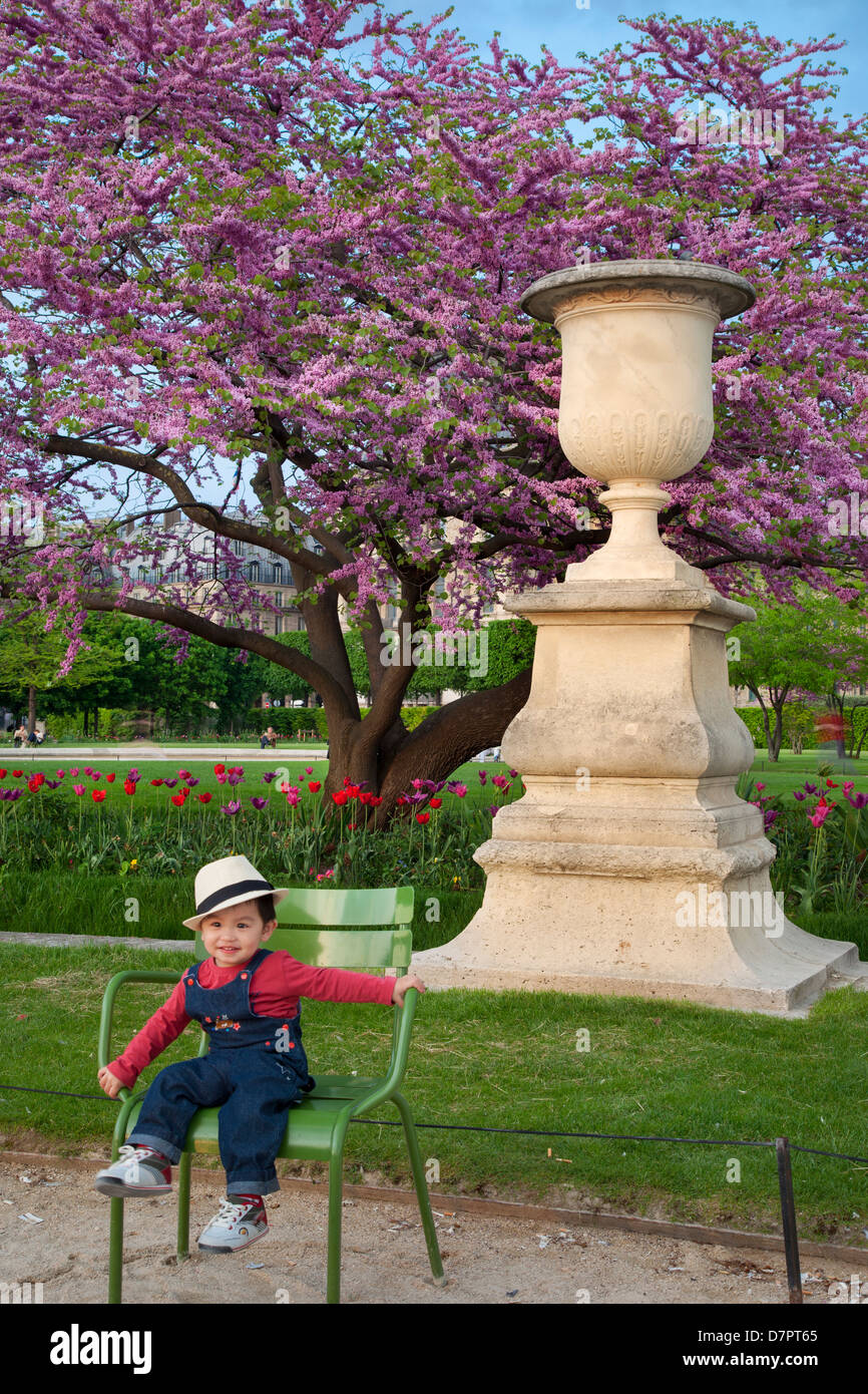 Carino il ragazzo asiatico nel Jardin des Tuileries Parigi Francia Foto Stock