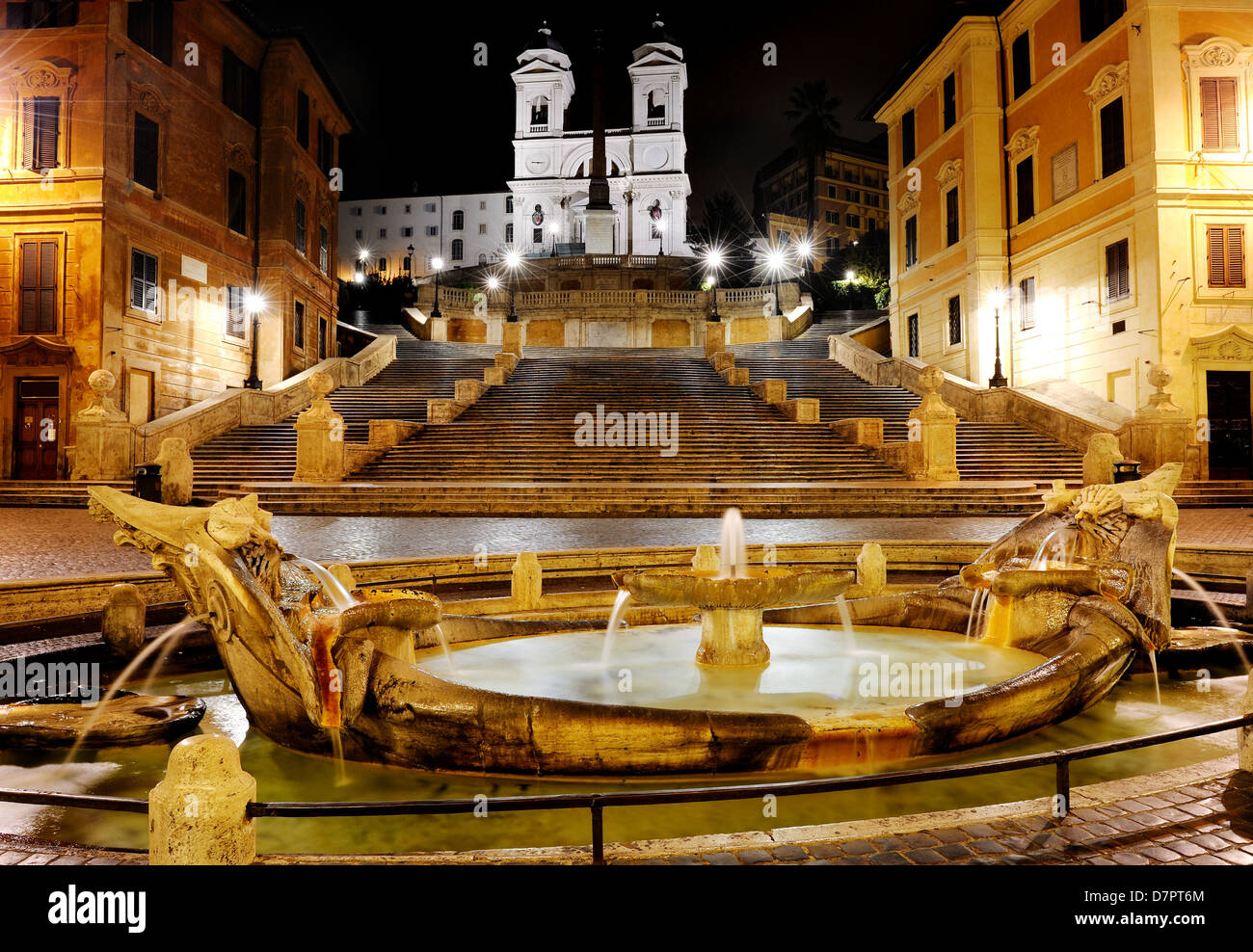 Piazza di Spagna,Fontana della Barcaccia e Scalinata di piazza di spagna di notte, Roma, Italia Foto Stock