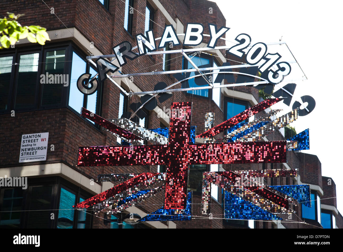 Sospeso "Union Jack' installazione su Carnaby Street, West End di Londra, Inghilterra, Regno Unito Foto Stock