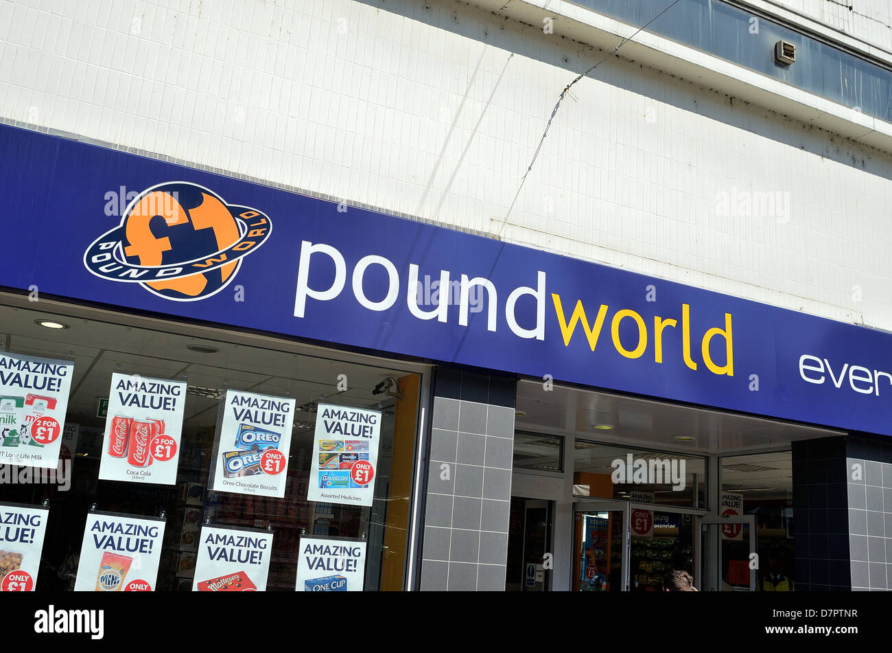 Entrata in un negozio di Poundworld in Staines High street Foto Stock