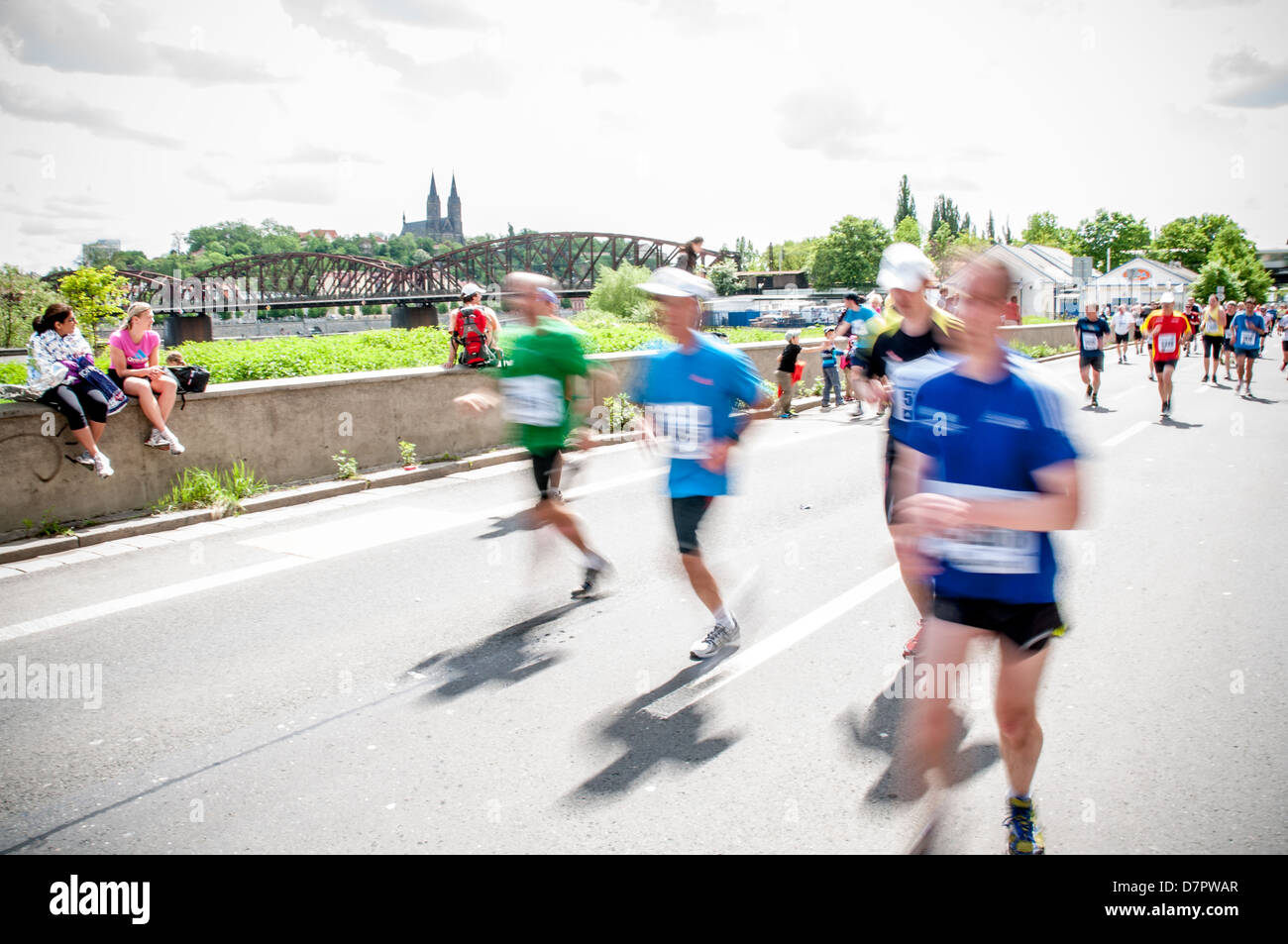 Maratona di Praga, corridori sotto il castello di Vyšehrad Foto Stock