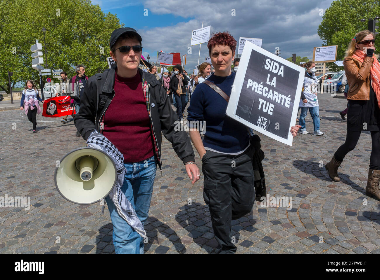 Parigi, Francia. Dimostrazione infermieri, collettiva. Act Up paris AIDS Activities, (Cecile l'Huillier), Women Marching in Street for Support of Government Financing for Public Health Care, manifestanti francesi con poster ACT UP, Women Politics Foto Stock