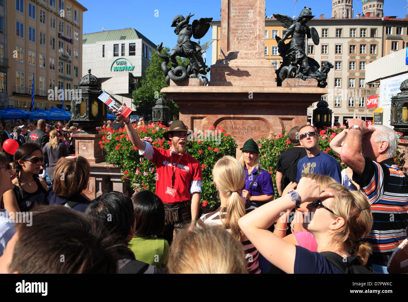 Guidate tour turistici, Marienplatz, la piazza di Marys, Monaco di Baviera, Germania Foto Stock