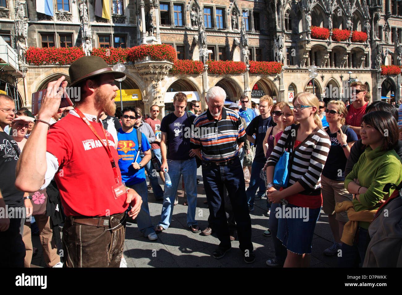 Guidate tour turistici, Marienplatz, la piazza di Marys, Monaco di Baviera, Germania Foto Stock