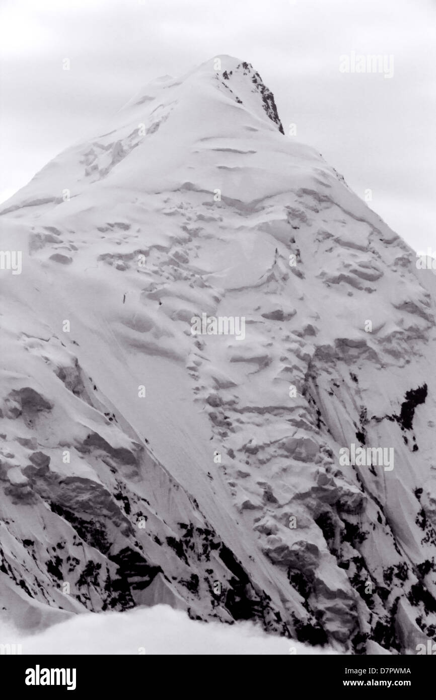 Visualizzazione bianco e nero di Mt. McKinley (Denali), il punto più alto di N America 20,320' peaking sopra le nuvole, Denali Nat'l parco Foto Stock