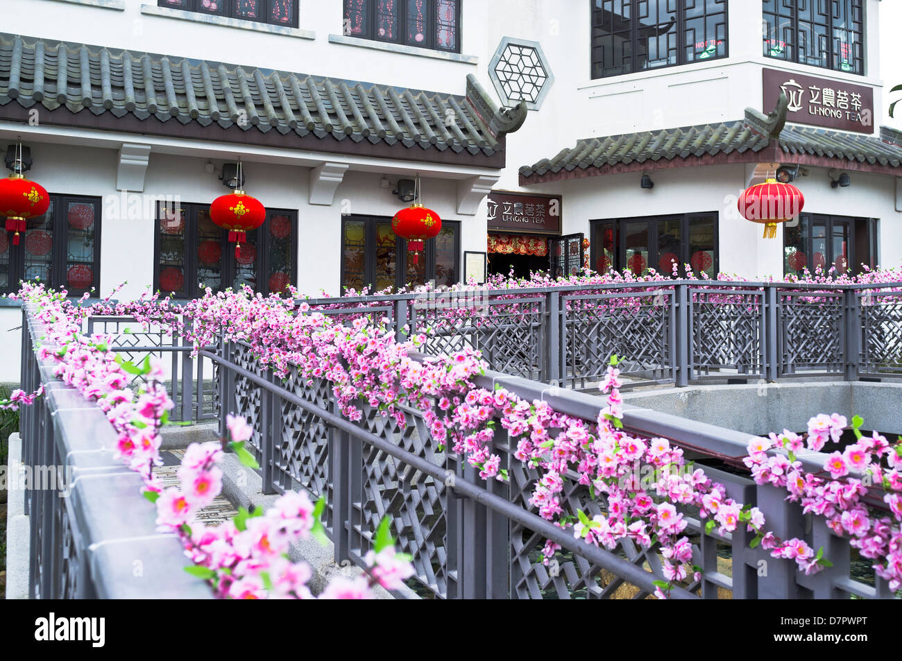 dh Ngong Ping 360 villaggio LANTAU HONG KONG ristorante cinese percorso di ingresso dei fiori cina Foto Stock