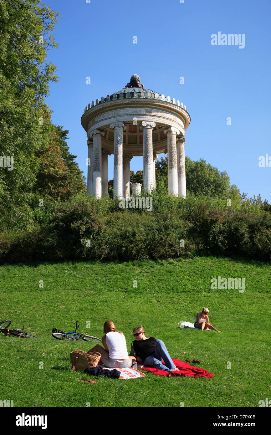 Prendere il sole a Monopteros, Englischer Garten, il Giardino Inglese Park, Monaco di Baviera, Germania Foto Stock