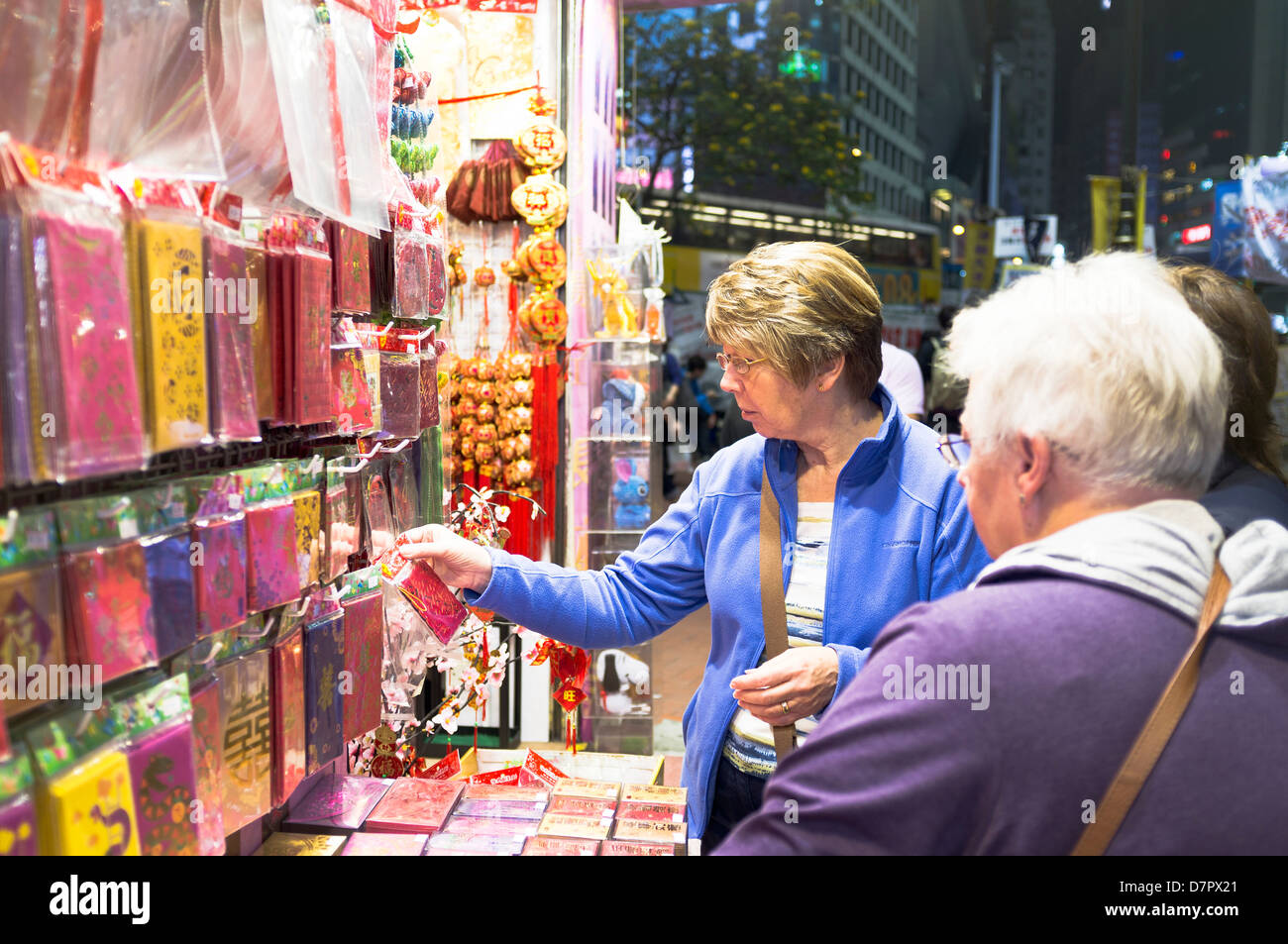 dh Ladies shopping china CAUSEWAY BAY HONG KONG far East donna turista guardando negozio mostra notte turisti donne Foto Stock