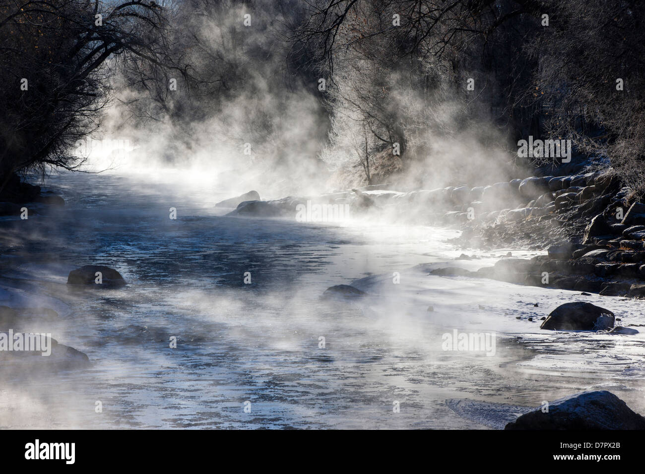 Vapore sorge su un sub-zero mattina dalla neve e ghiaccio soffocato Arkansas River, che corre attraverso il quartiere del centro storico Foto Stock