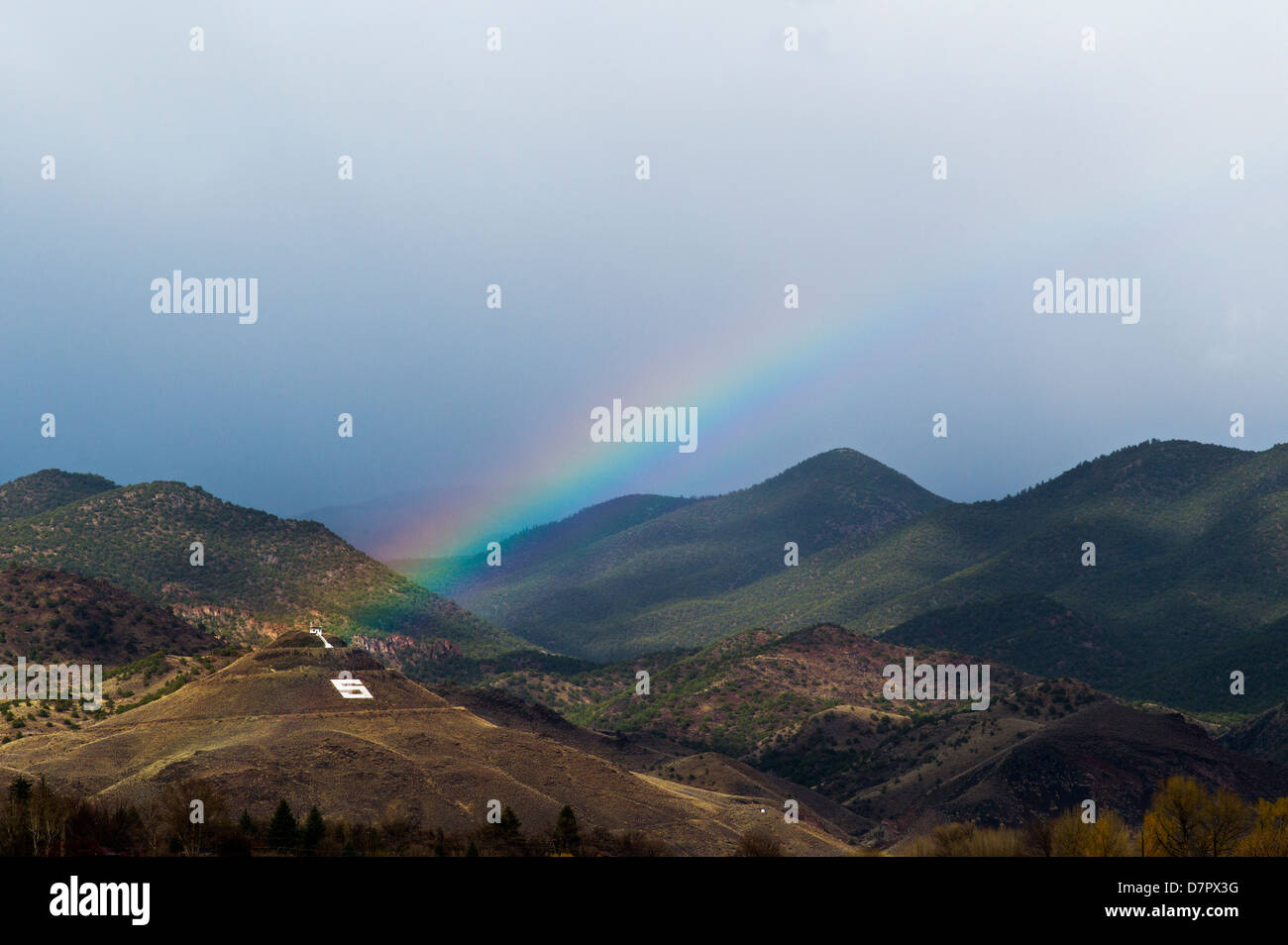 Rainbow sopra il piccolo paese di montagna di salida, Colorado, STATI UNITI D'AMERICA Foto Stock