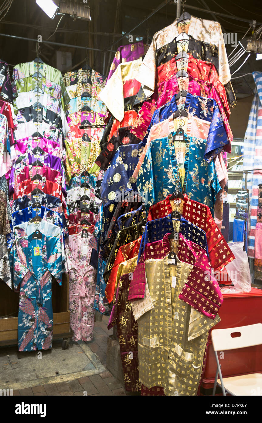 dh Temple Street market Kowloon JORDAN HONG KONG abiti di seta cinese in mostra mercato notturno stallo cina orientale Foto Stock